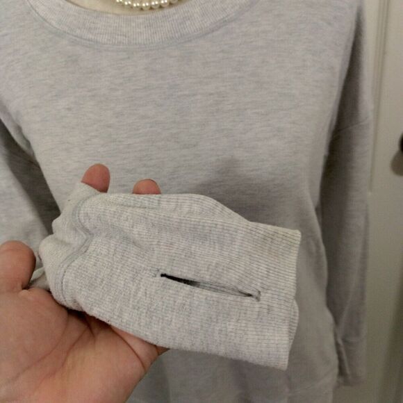Athleta Womens XS Long Sleeve Top Pullover Light Gray Thumb Holes Crew Neck - Picture 4 of 6